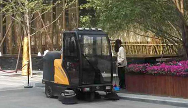 C185駕駛式掃地車服務于小區(qū)